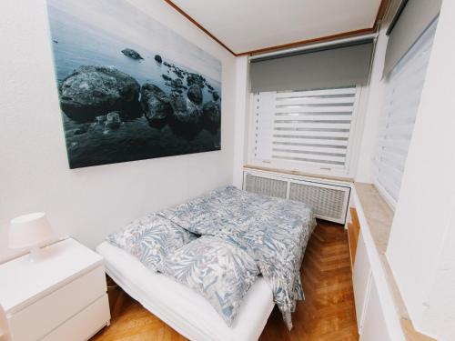 een kleine slaapkamer met een bed en een raam bij Hubertus I in Bad Pyrmont