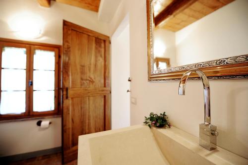 FontecornialeCornio Delle Fronde的浴室里有洗手池和镜子