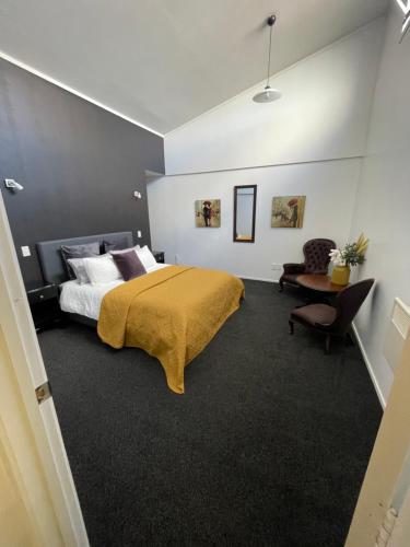 une chambre avec un lit, un bureau et une chaise dans l'établissement Campbell House, à Cambridge