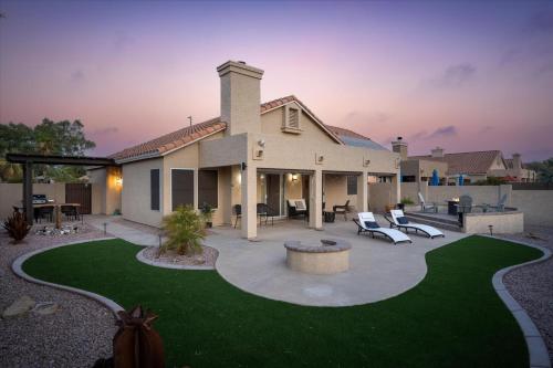 Casa con patio y césped en Desert Sunset, en Leisure World
