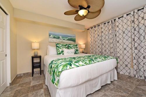 Giường trong phòng chung tại Kahana Villa E601 · KV E601 Updated 1BD Condo w AC Pool Sunset V