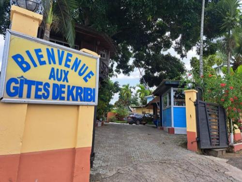 a sign on the side of a building at Hôtel Restaurant Gites Kribi in Kribi