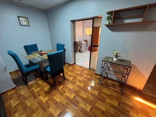 a living room with a table and chairs and a dining room at Casa acogedora y tranquila para descansar in Chimbote