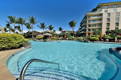 ラハイナにあるHonua Kai 1024 · HK 1024 Updated Beachfront Luxury Condo w Poolの建物の前の大きなプール