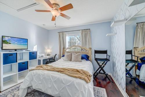a bedroom with a bed and a ceiling fan at BEST on the WEST Nr I295 DWTN Pet Frdly Games YRD in Jacksonville