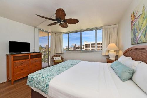 a bedroom with a bed and a ceiling fan at Royal Kahana 1020 · RK 1020 BeachFront 2BD Condo w Ocean Views A in Kahana