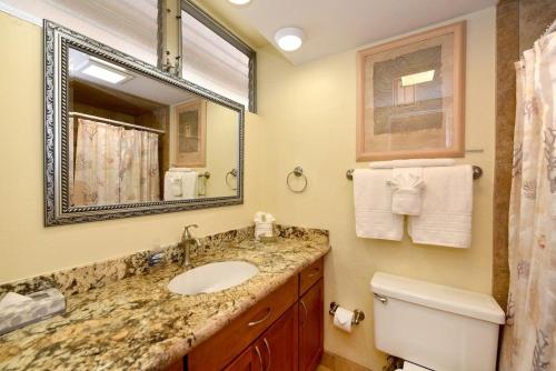 カハナにあるRoyal Kahana 104 · RK104 West Maui Studio at BeachFront Resort wの洗面台、鏡、トイレ付きのバスルーム