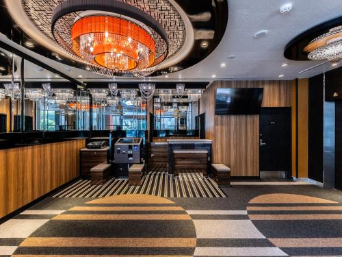 une pièce avec un bureau et un bar sur un bateau dans l'établissement APA Hotel Nagasaki Dejima, à Nagasaki