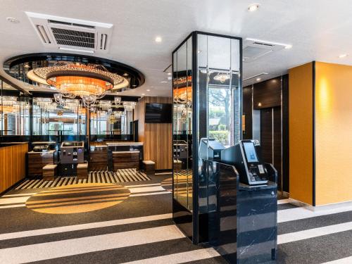 un hall d'entrée avec un téléphone public dans un immeuble dans l'établissement APA Hotel Nagasaki Dejima, à Nagasaki