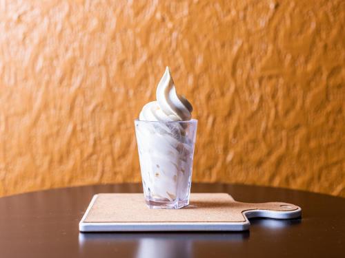 um copo de plástico com sorvete em cima de uma mesa em APA Hotel Nagasaki Dejima em Nagasaki