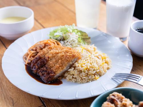 um prato branco de alimentos com arroz e carne em APA Hotel Nagasaki Dejima em Nagasaki
