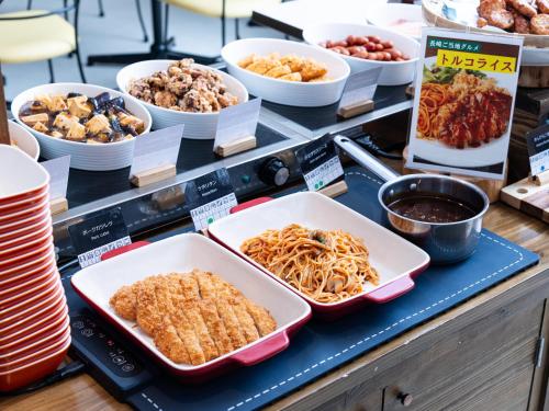 um bufê cheio de diferentes tipos de comida em uma mesa em APA Hotel Nagasaki Dejima em Nagasaki