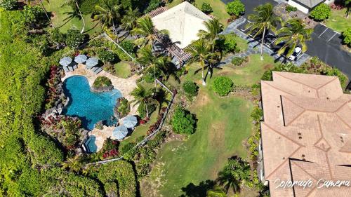 une vue aérienne d'une maison avec piscine dans l'établissement Ground Floor Condo with Private Mauna Lani Beach Club Access- Perfect for families, à Waikoloa
