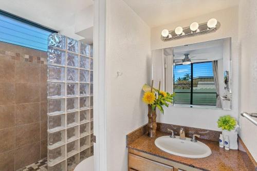 Phòng tắm tại Kihei Akahi C302 · AKH C302 Spacious 2BD Condo w Ocean Breeze AC