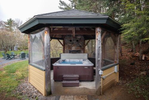 ウォータービル・バレーにあるSleeps 16-Hottub-Sauna-Pet Friendly-7 Min to Skiの- ガゼボ(ホットタブ付)