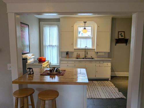 Una cocina con una encimera y dos taburetes en ella. en House on Hill Street, en Hannibal