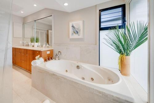 baño grande con bañera grande y lavamanos en Kapalua Bay Villas 36G5 · KBV 36G5 1BD Condo w Unobstructed Ocea, en Kahana