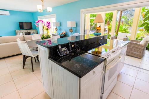 Foto sihtkohas Driftwood Village asuva majutusasutuse The Kai Life 7 - Waterfront Home on Bio Bay, Walk to the Rum Point Club! galeriist