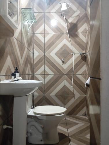 a bathroom with a toilet and a sink at Casa Baunilha in Cavalcante