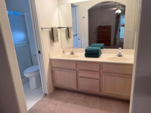 Koupelna v ubytování Cozy Desert Getaway