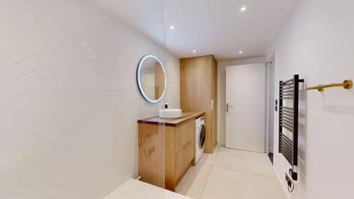 Ένα μπάνιο στο Wonderful apartment in Paris, near Notre Dame Cathedral