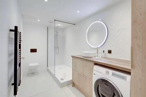 Bilik mandi di Wonderful apartment in Paris, near Notre Dame Cathedral