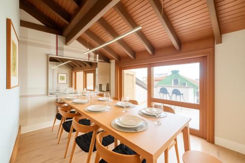 a dining room with a long table and chairs at Duplex Cobertura - Resort no Coração de Gramado in Gramado