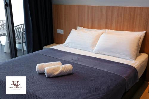 Una cama con dos toallas encima. en Sematan SeaView Apartment,Highest Floor, en Sematan