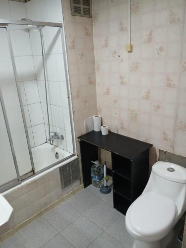 um banheiro com vaso sanitário, banheira e pia em 3D2B apartment in the heart of Viña em Viña del Mar