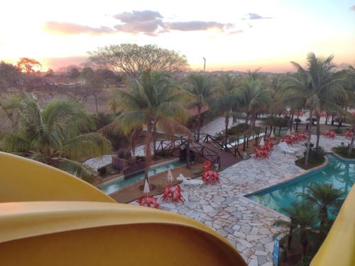 une vue sur la piscine d'un complexe hôtelier dans l'établissement Apartamento Barretos Country Resort, à Barretos