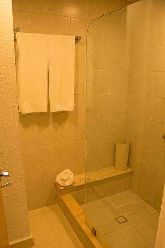 a bathroom with a shower with a glass door at Hotel Bello Veracruz in Veracruz