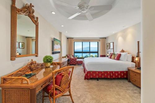 Un dormitorio con una cama, un escritorio y un espejo. en Kaanapali Alii 4104 · ALII 4104 Breathtaking Ocean Views 2Bedroo, en Kaanapali