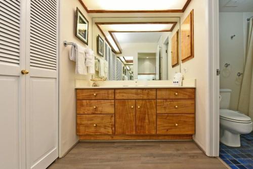 un baño con lavabo e inodoro en Eldorado J209 · EL J209 Spacious Studio w AC Pool and Beach Caba, en Kahana