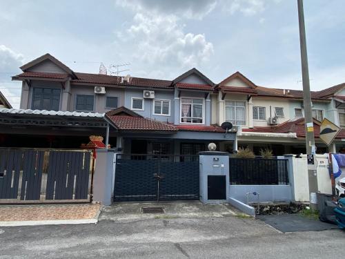 una casa con un cancello davanti di Kajang Prima 2-story with 2 room 2 bath warm rooms a Kajang