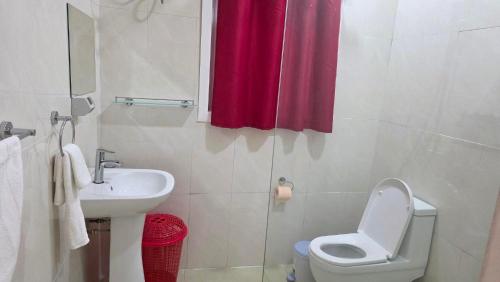 コロトゴにあるSunset Villasのトイレと洗面台付きのバスルーム