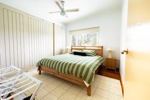 Una cama o camas en una habitación de Cherry Retro at Silverleaves - Walk to the Beach
