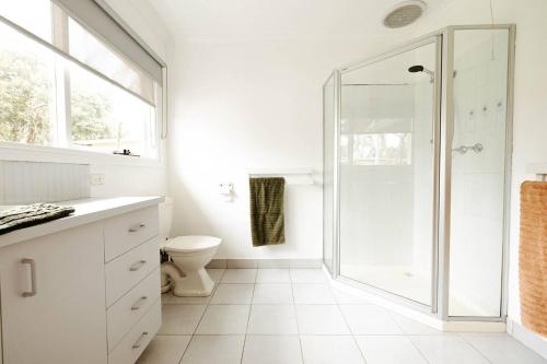 Un baño de Cherry Retro at Silverleaves - Walk to the Beach