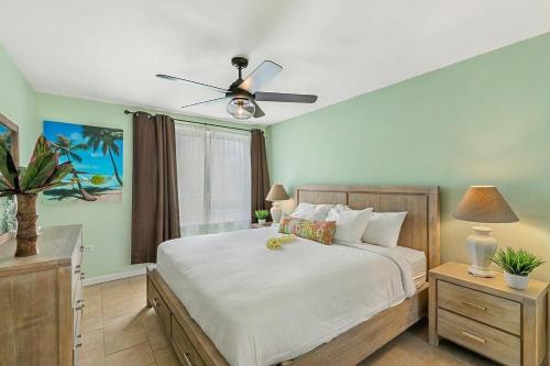 een slaapkamer met een bed en een plafondventilator bij Napili Ridge A2 · NR A2 Napili Condo Near Beaches Away From Crow in Kahana