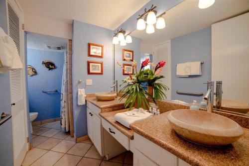 カハナにあるPapakea A301 · PK A301 BeachFront Corner Condo w Ocean Views Pooのバスルーム(大きなシンク、大きな鏡付)