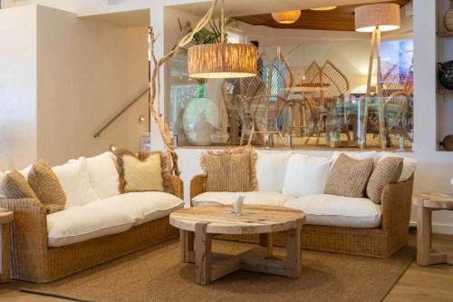 uma sala de estar com dois sofás e uma mesa de centro em BreakFree Aanuka Beach Resort em Coffs Harbour