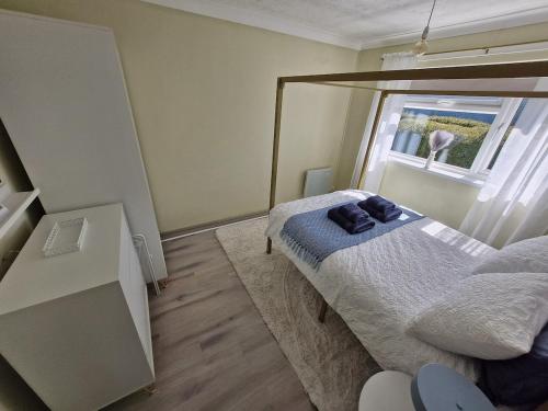 une chambre avec un lit et une fenêtre dans l'établissement Modern Newly Renovated Home on the Broads, à Lowestoft