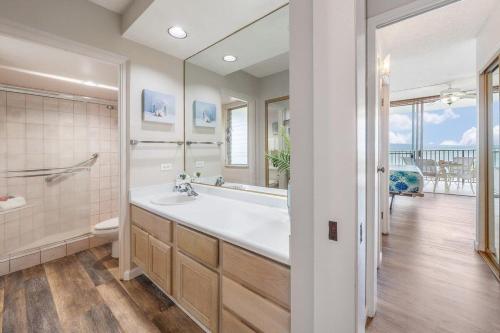 Ένα μπάνιο στο Hololani B204 · HL B204 Beachy Chic Updated OceanFront 2BD