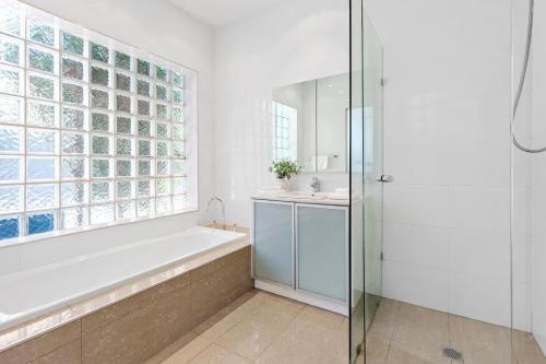 Bilik mandi di Villa Solare - Pet friendly Retreat with Pool and Spa
