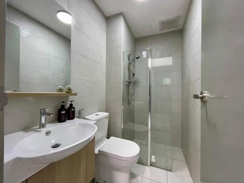 Ванная комната в NEW Bt Kawan5 2BR Suite-IKEA-UOW KDU-ColumbiaAsia