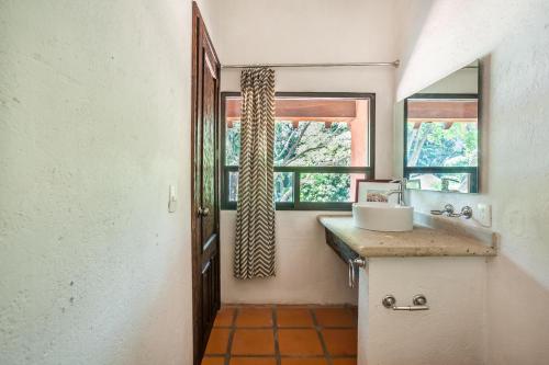 a bathroom with a sink and a window at Casona de Elefantes in Cuernavaca