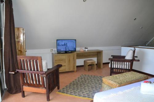 TV a/nebo společenská místnost v ubytování Ocean Bird & Wanita's Self Catering