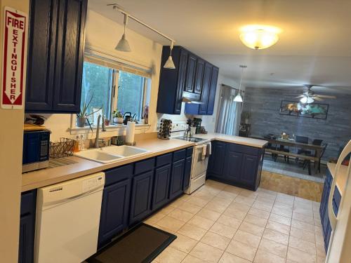 Η κουζίνα ή μικρή κουζίνα στο Mountain Modern Escape - EV Charger - 5BDRM