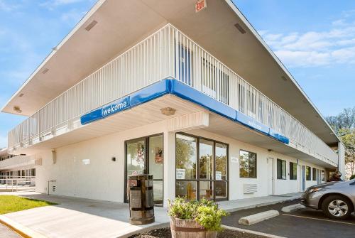 a building with a car parked in front of it at Motel 6-Lenexa, KS - Kansas City Southwest in Lenexa