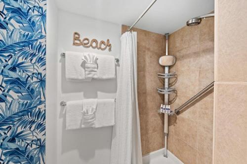カハナにあるPapakea J106 · PK J106 Remodeled Condo w Ocean Views Pool ACのバスルーム(シャワー、タオル、トイレ付)