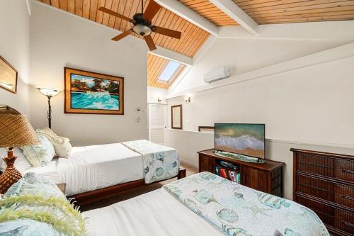 カハナにあるKahana Village 3 · KHV 3 Remodeled 2BD Condo with Oceanfront Lanのベッド2台と天井ファン付きの寝室